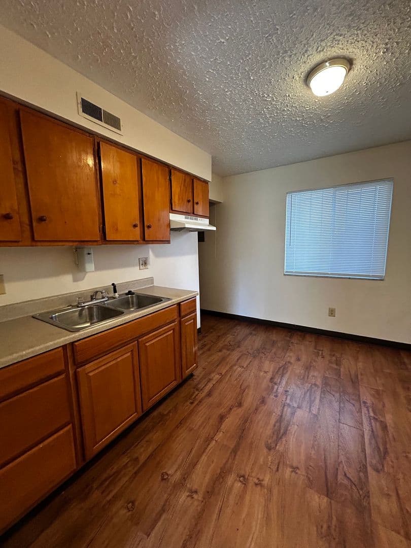 Columbus Apartment: 1467-69 Genessee Ave