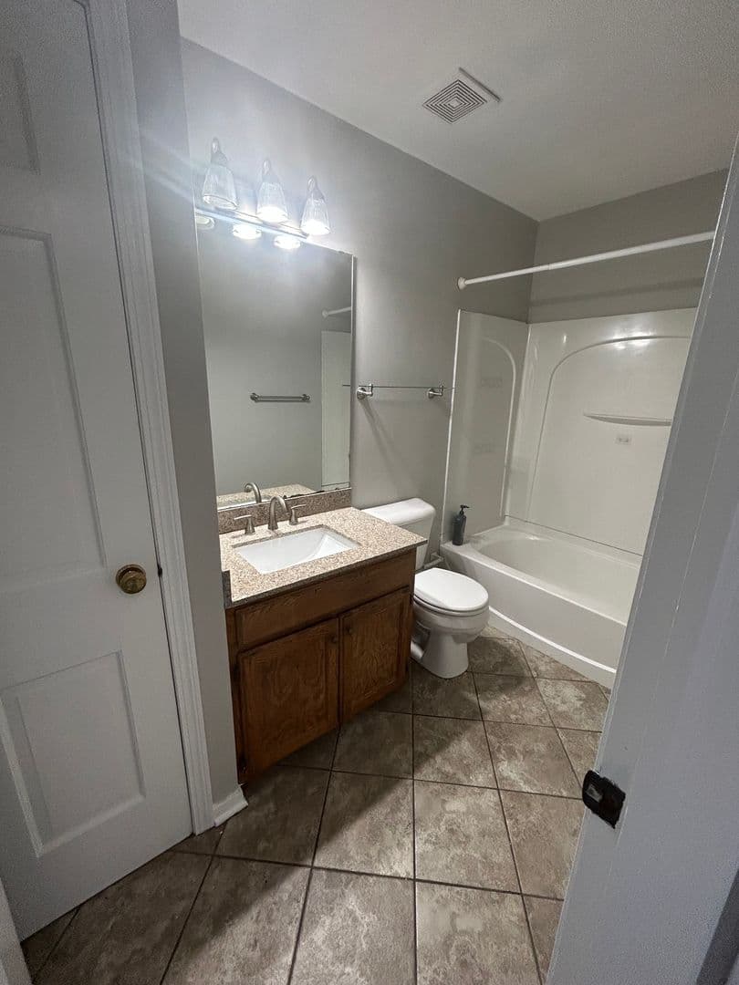 Columbus Apartment: 3285-3287 Kilwinning Pl