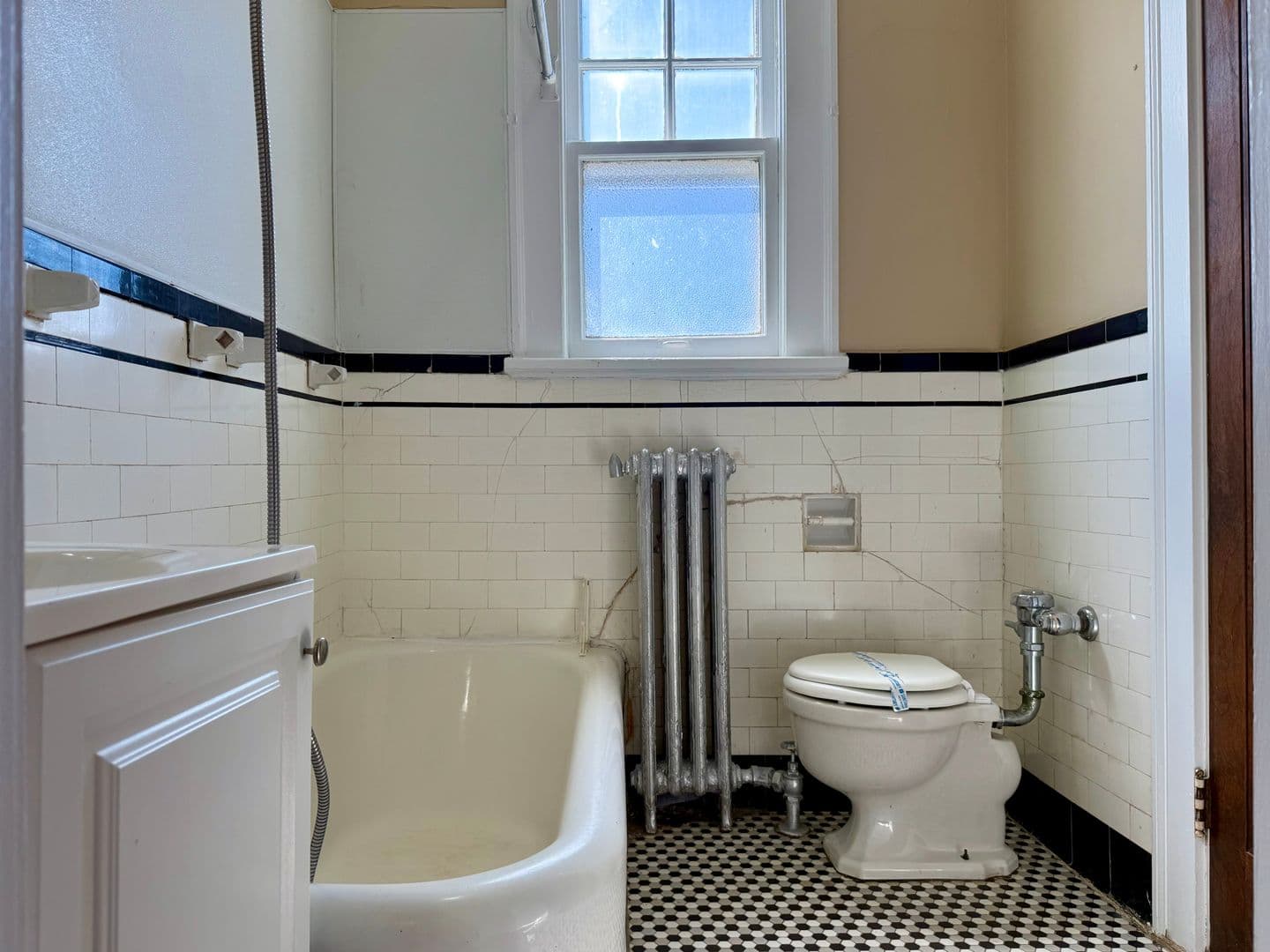 Rome Apartment: 203 E 4th St, 313 E. 2nd Ave