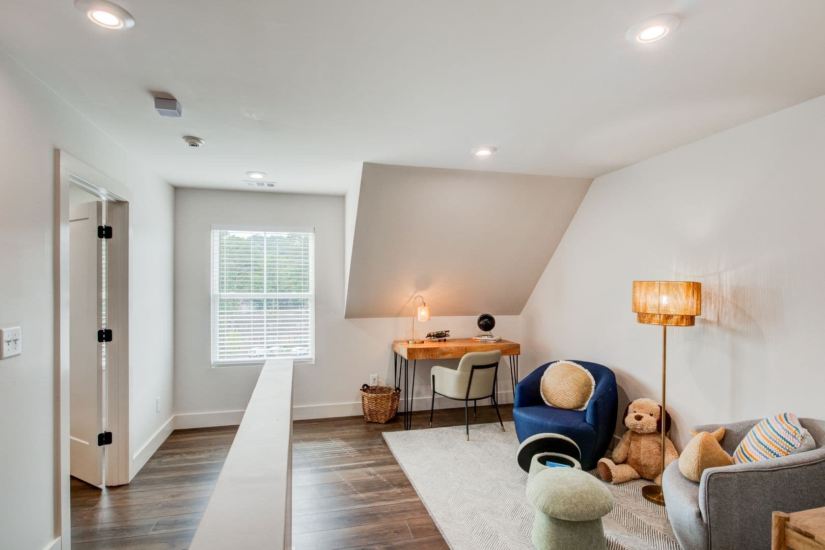 Rome Apartment: Chateau Drive