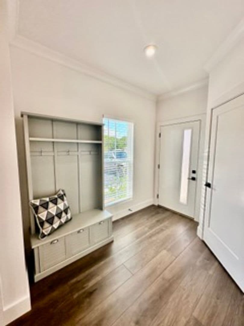 Rome Apartment: Chateau Drive