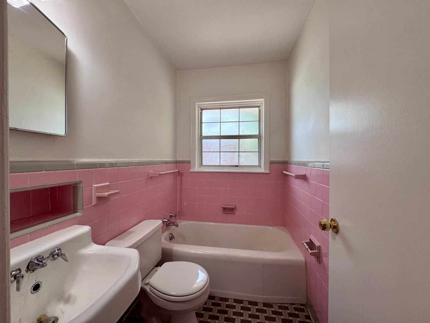 Rome House: 114 Lookout Cir SW -$200 off 1st Month's Rent