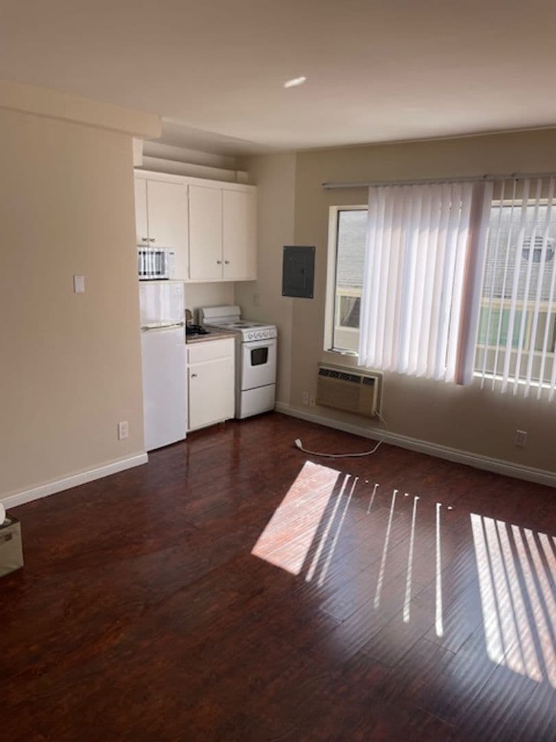 Los Angeles Apartment: 516 S. Alexandria Avenue