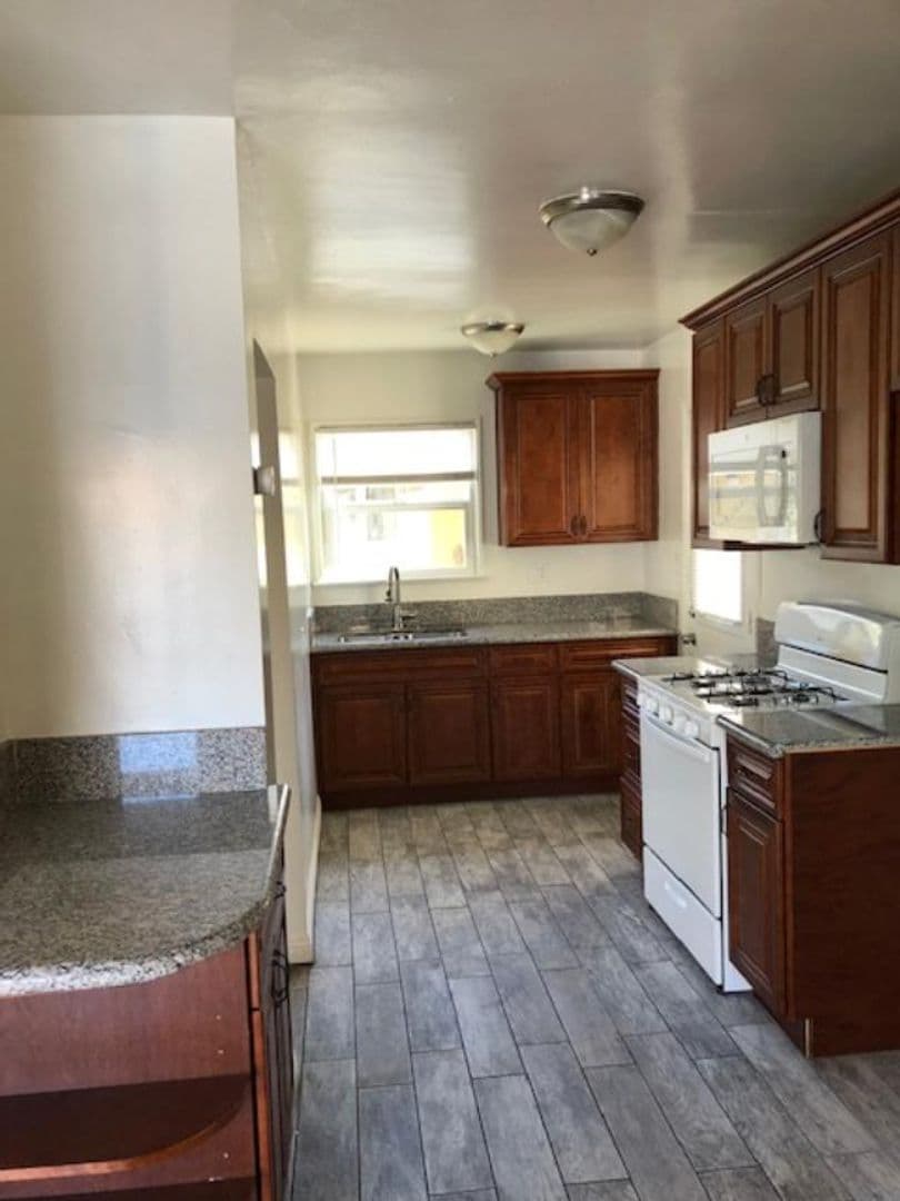 Sherman Oaks Apartment: 14022 Burbank Blvd