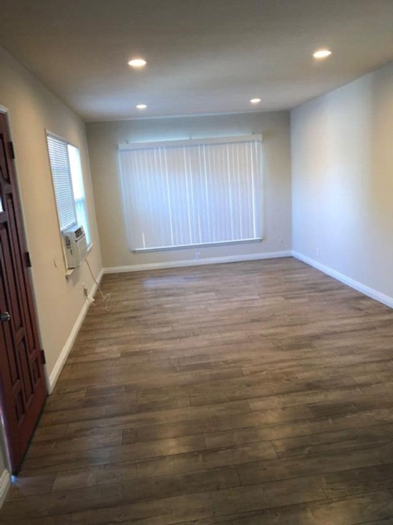 Sherman Oaks Apartment: 14022 Burbank Blvd