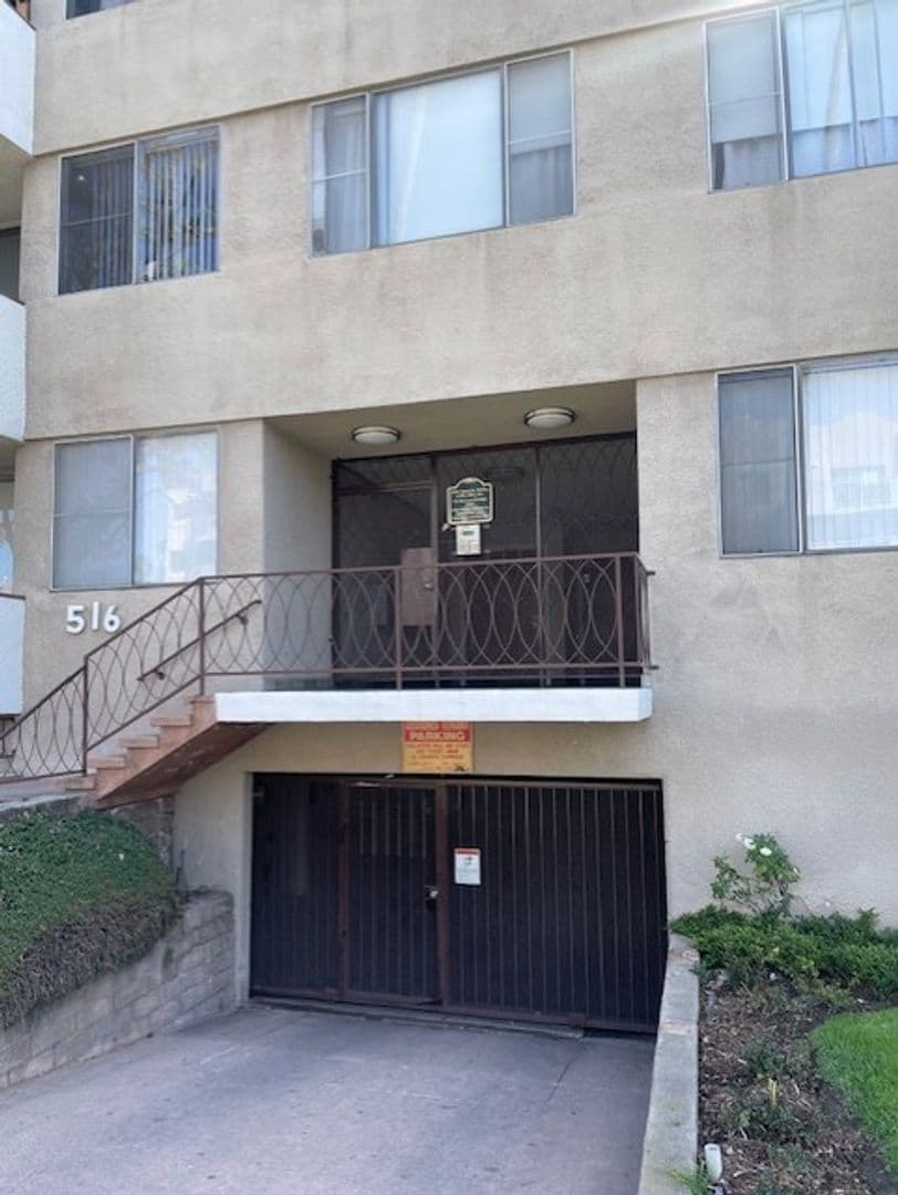 Los Angeles Apartment: 516 S. Alexandria Avenue