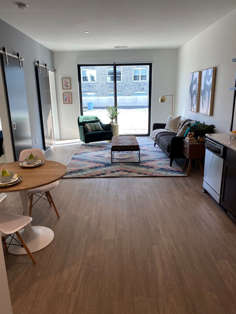 Milwaukee Apartment: 205 W Oregon St