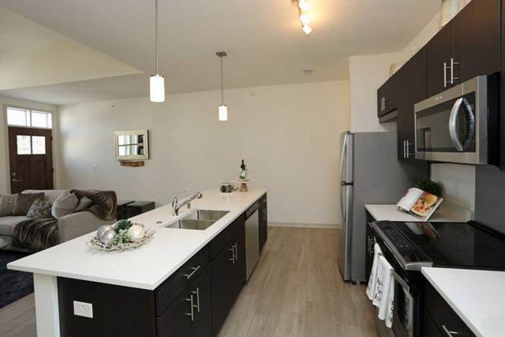 Milwaukee Apartment: 1633 W Bender Rd