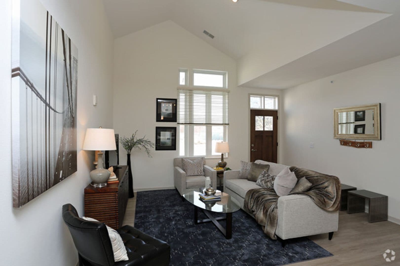 Milwaukee Apartment: 1633 W Bender Rd