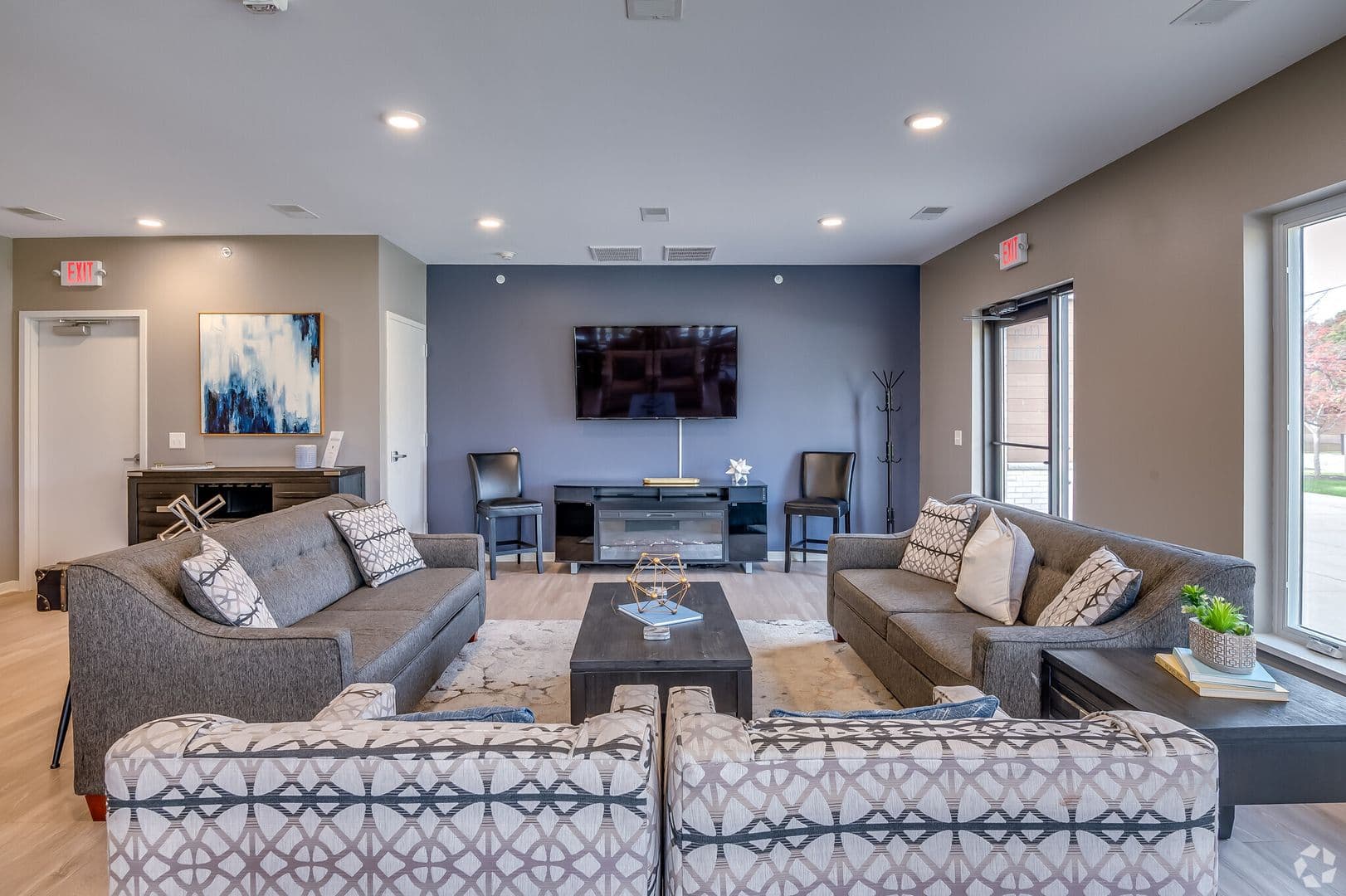 Milwaukee Apartment: 1633 W Bender Rd