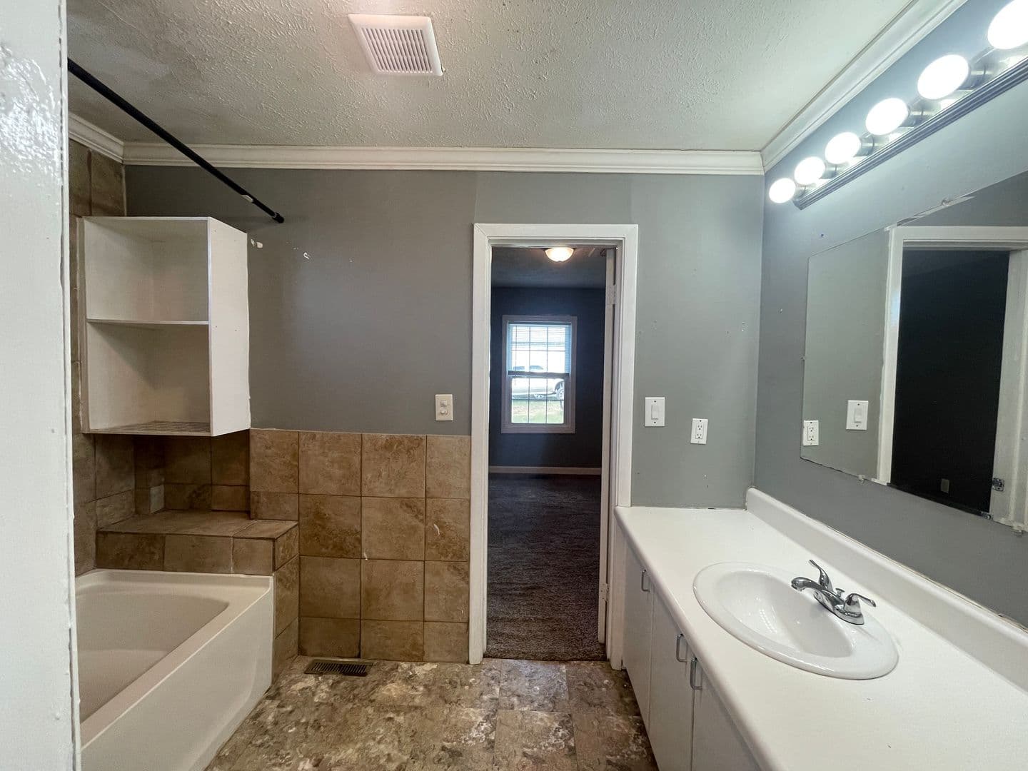 Warrenville House: 210 Jerry Road