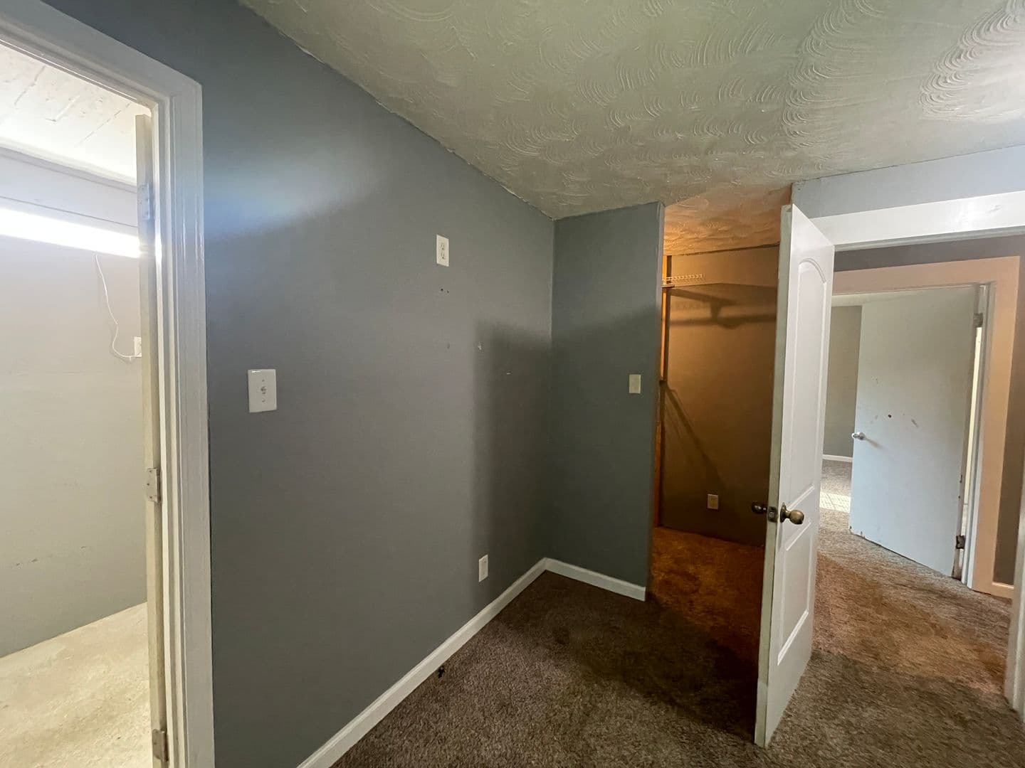 Warrenville House: 210 Jerry Road