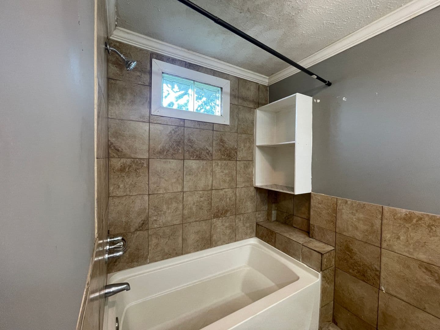 Warrenville House: 210 Jerry Road