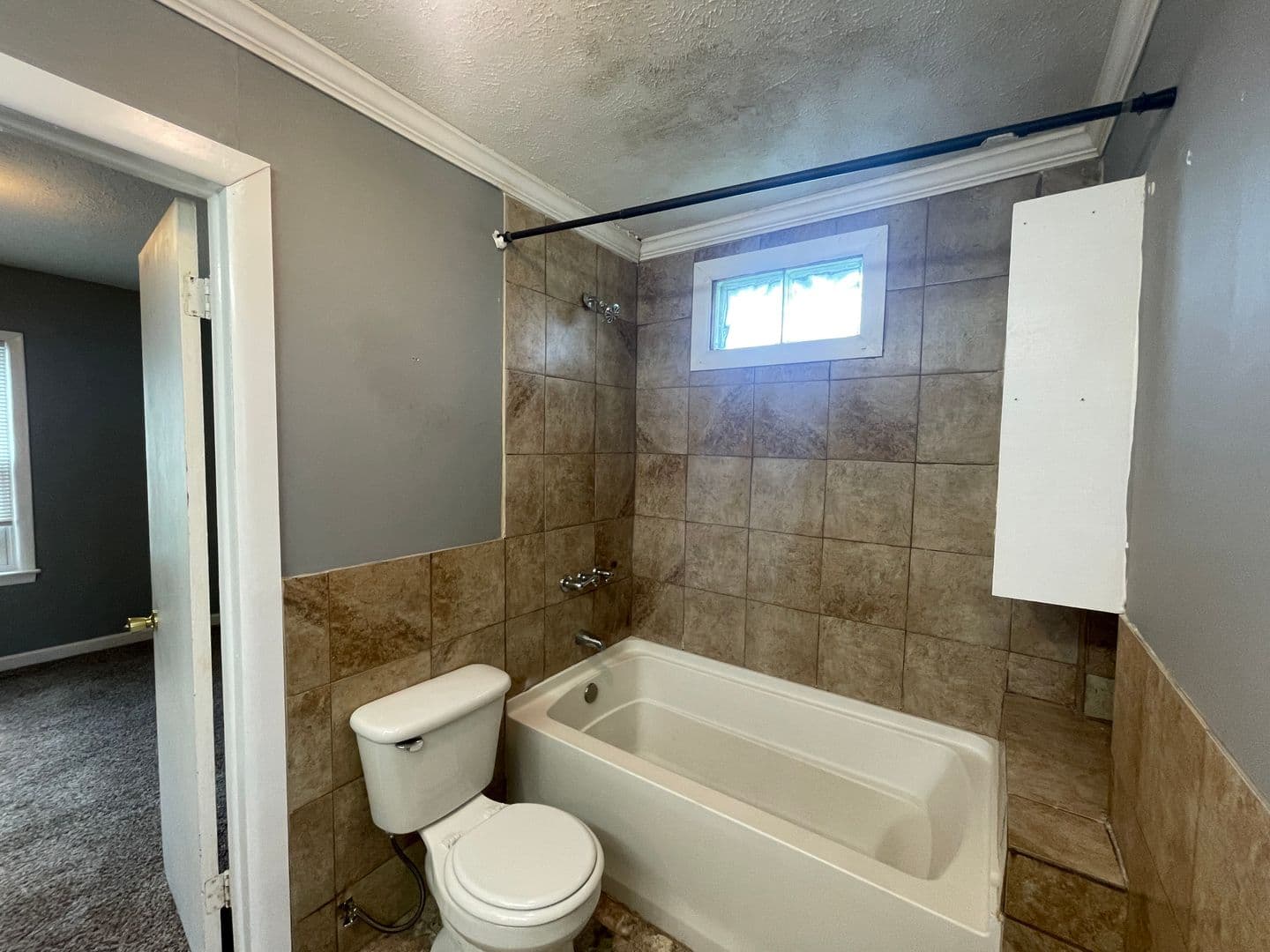 Warrenville House: 210 Jerry Road