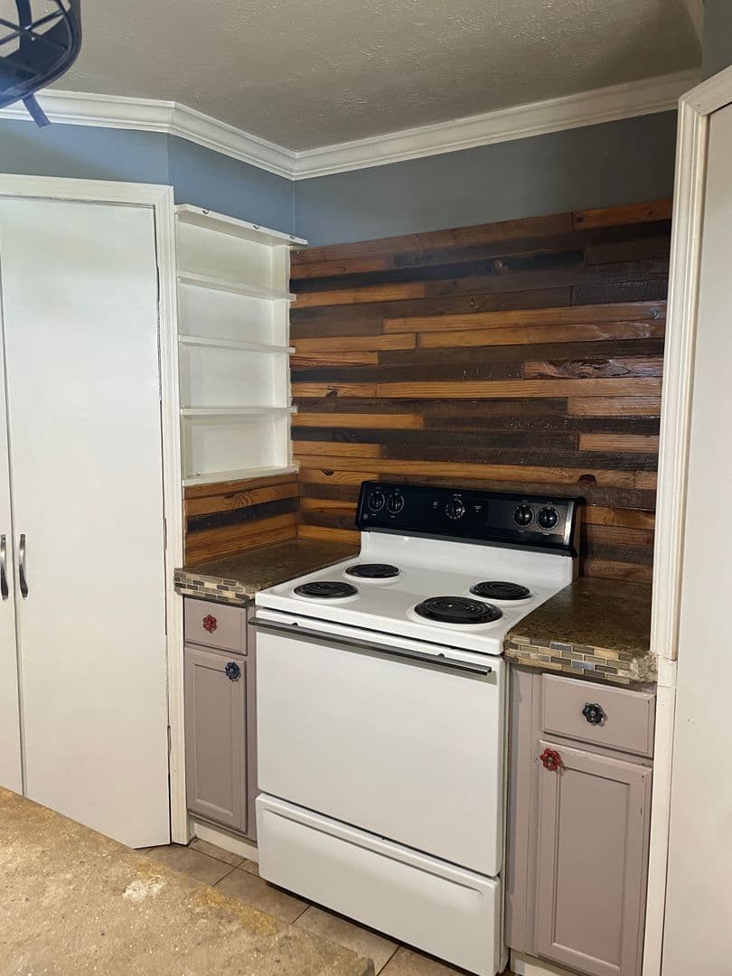 Warrenville House: 210 Jerry Road