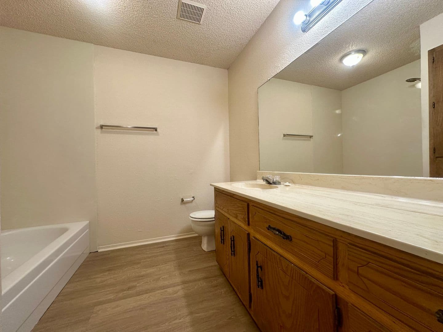 Hewitt House: 214 Romana Circle
