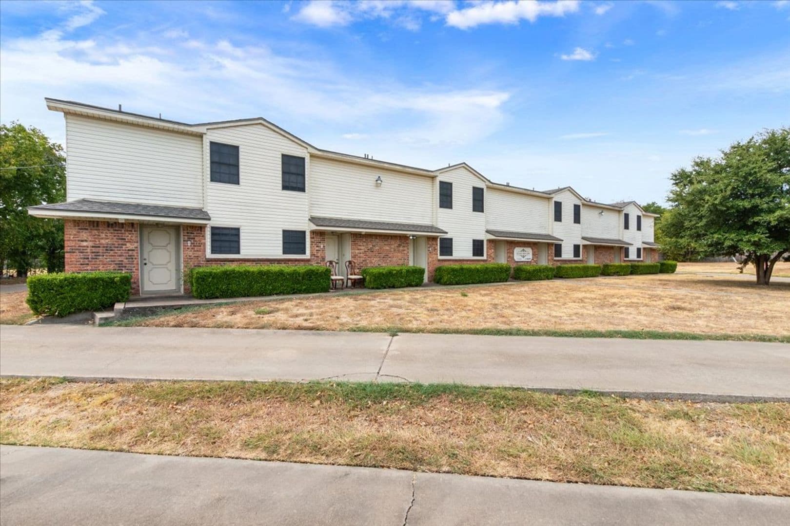 Hewitt House: 214 Romana Circle