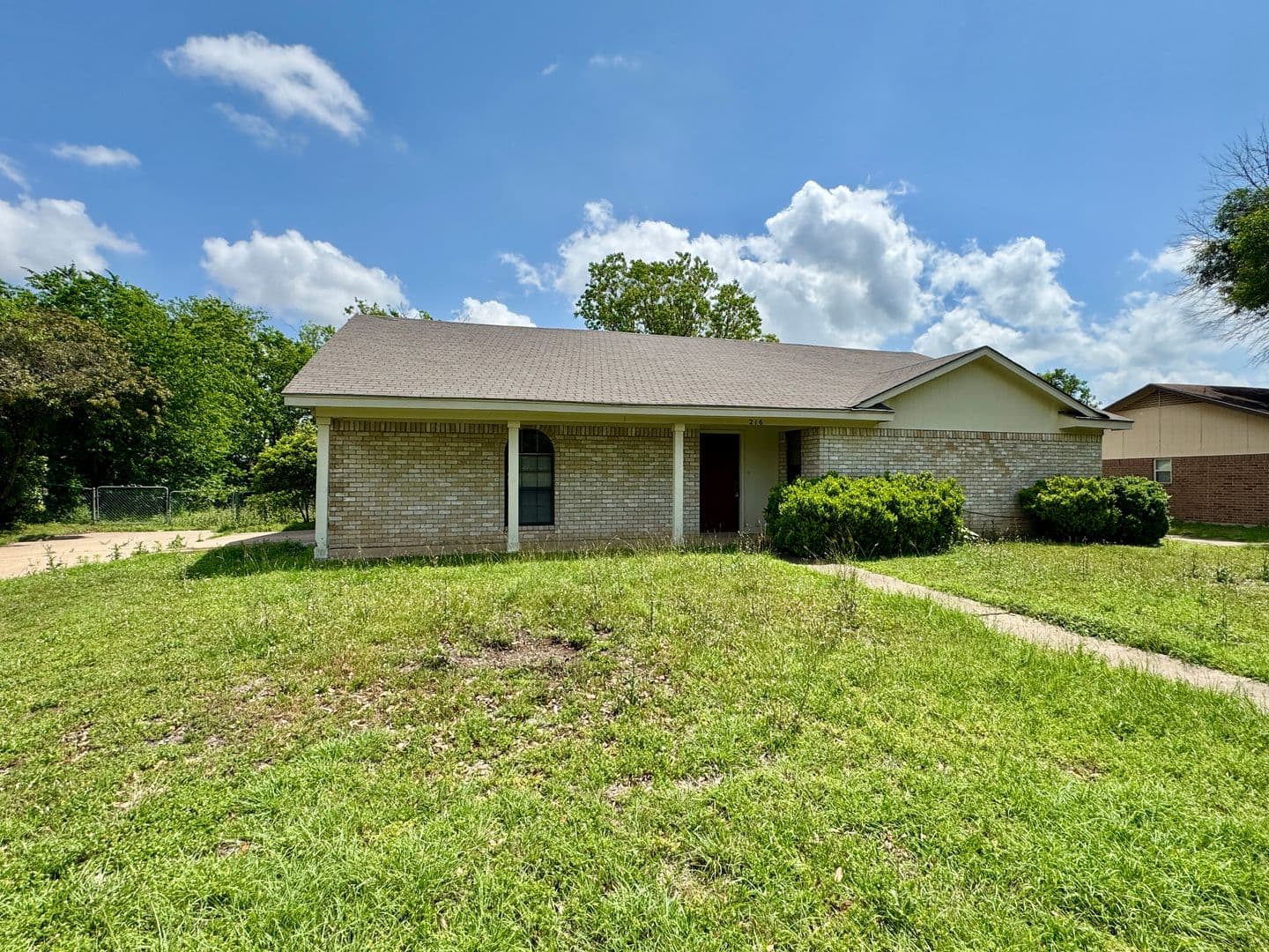 Hewitt House: 216 E. Lindenwood