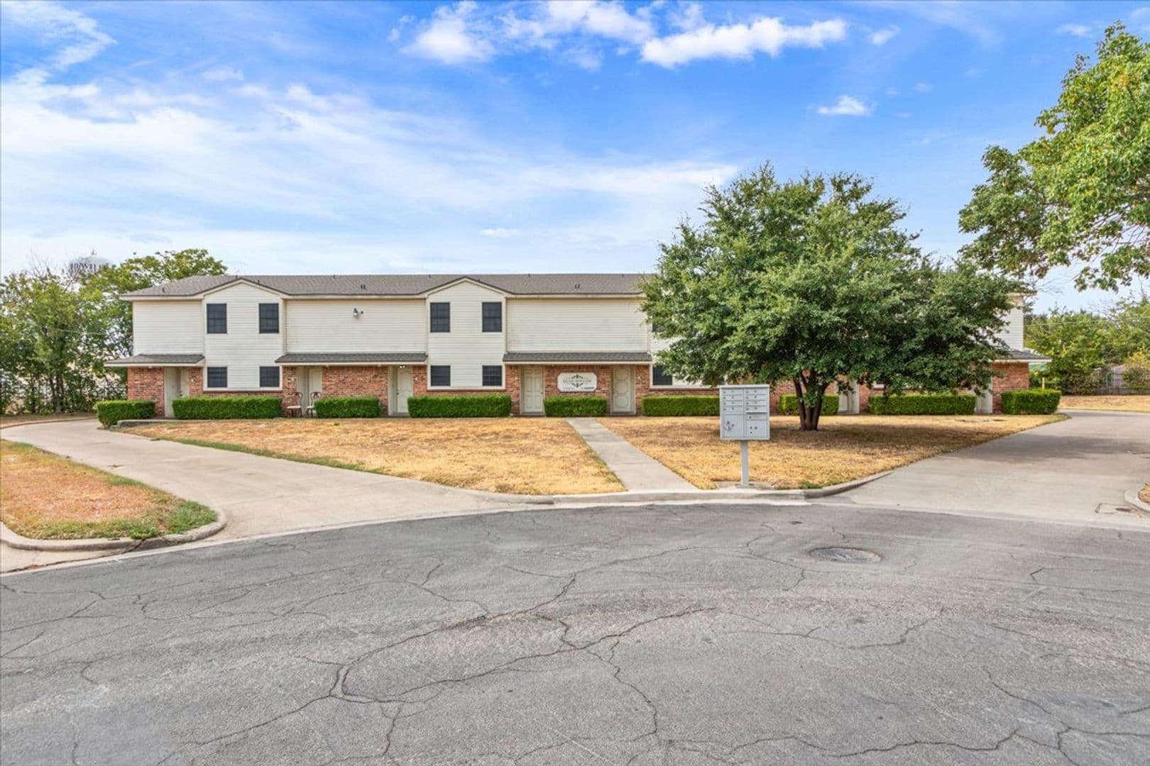 Hewitt House: 214 Romana Circle