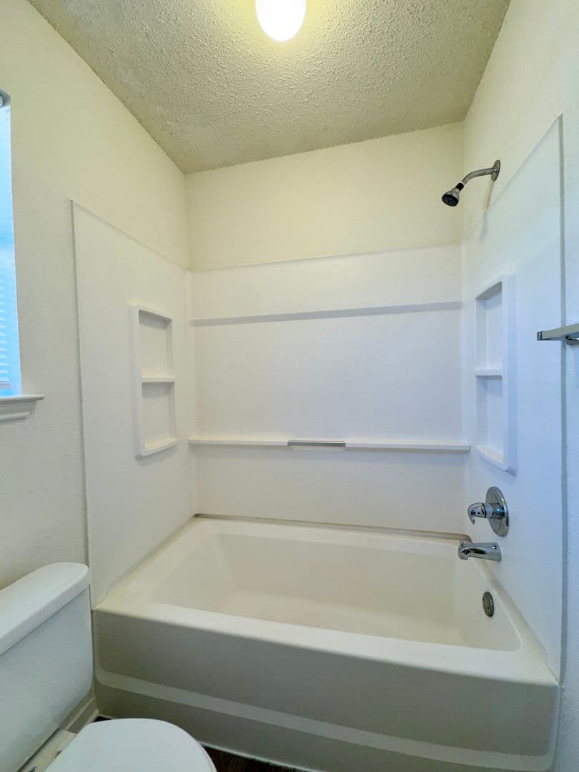 Hewitt House: 1008 Parkview Circle