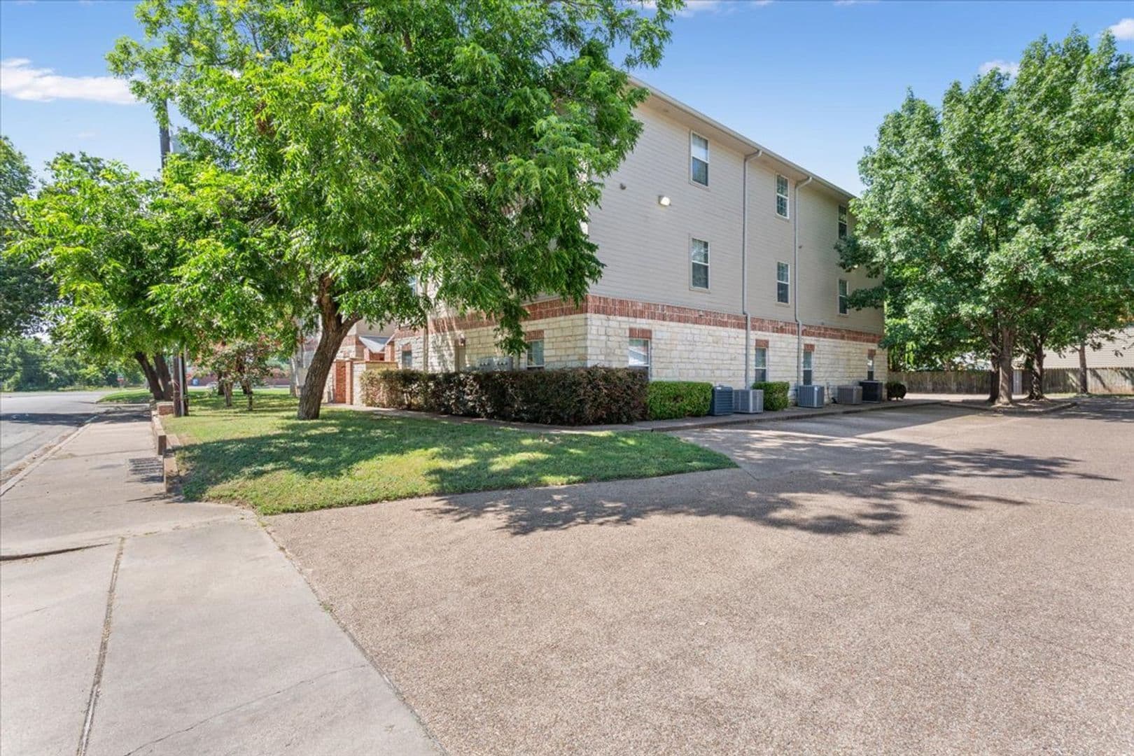 Waco House: 2021 S. 8th Street