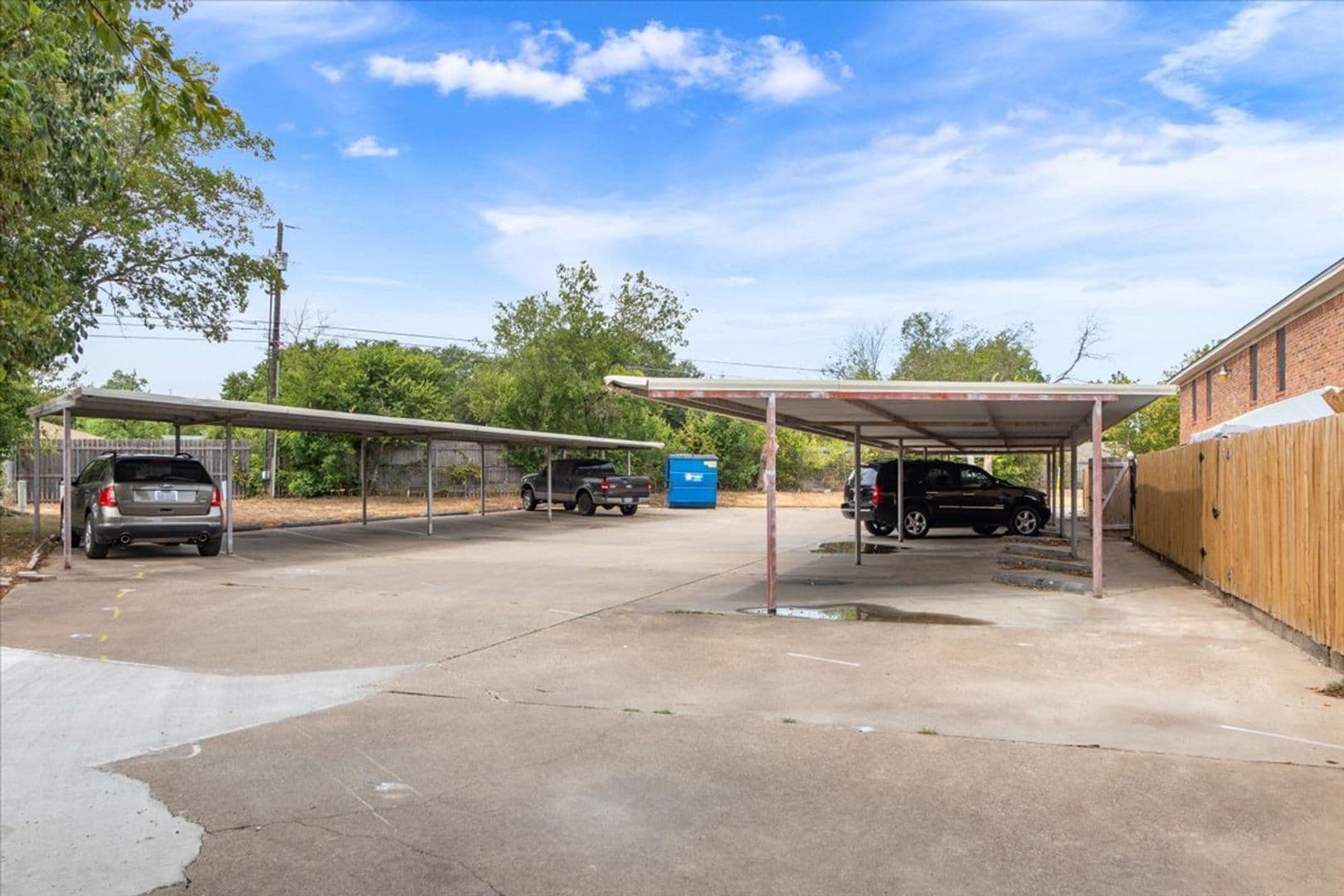 Hewitt House: 214 Romana Circle