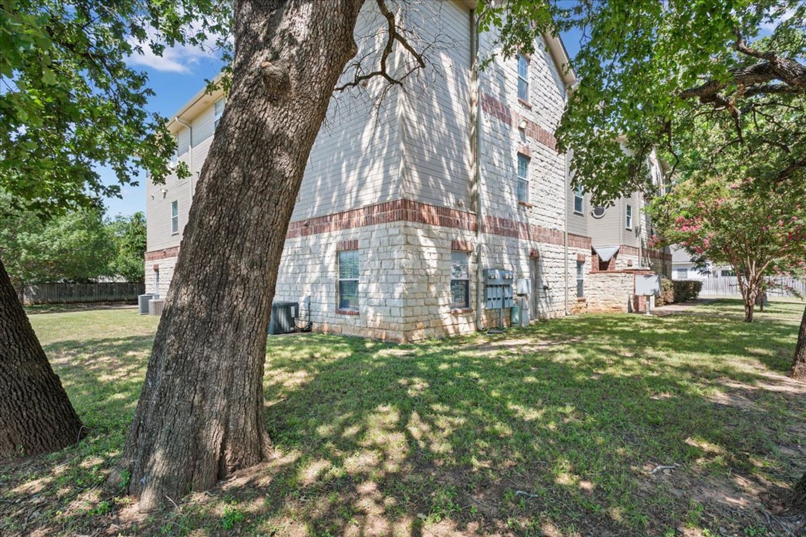 Waco House: 2021 S. 8th Street