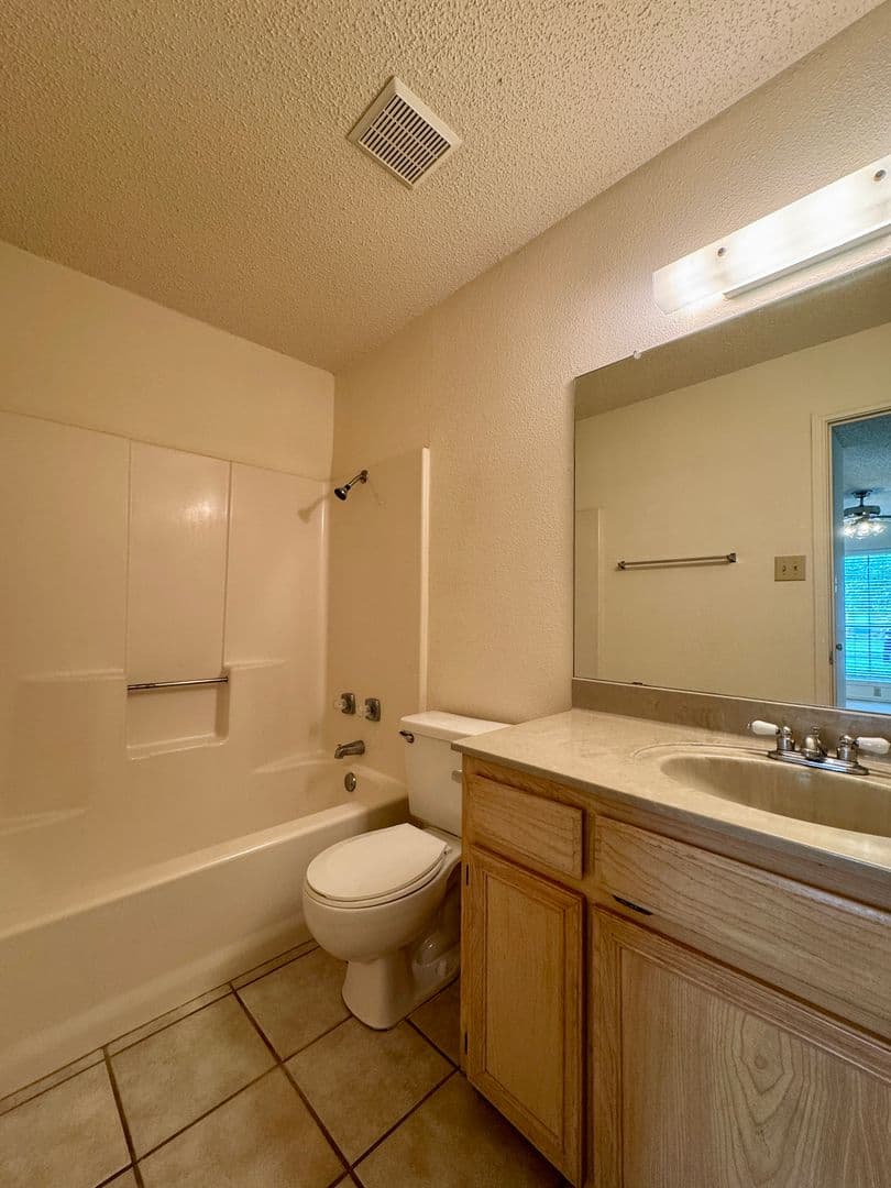 Waco House: 9007 Woodgate Circle East