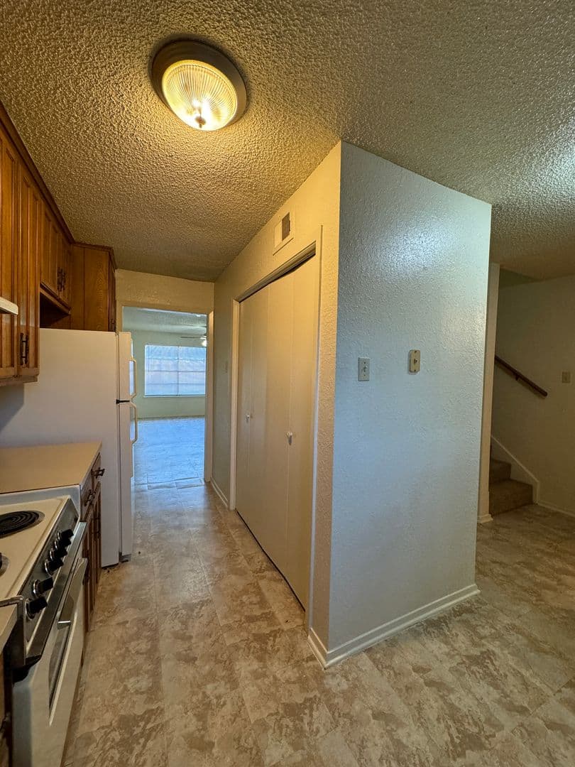 Hewitt House: 214 Romana Circle