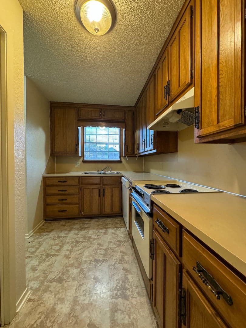 Hewitt House: 214 Romana Circle