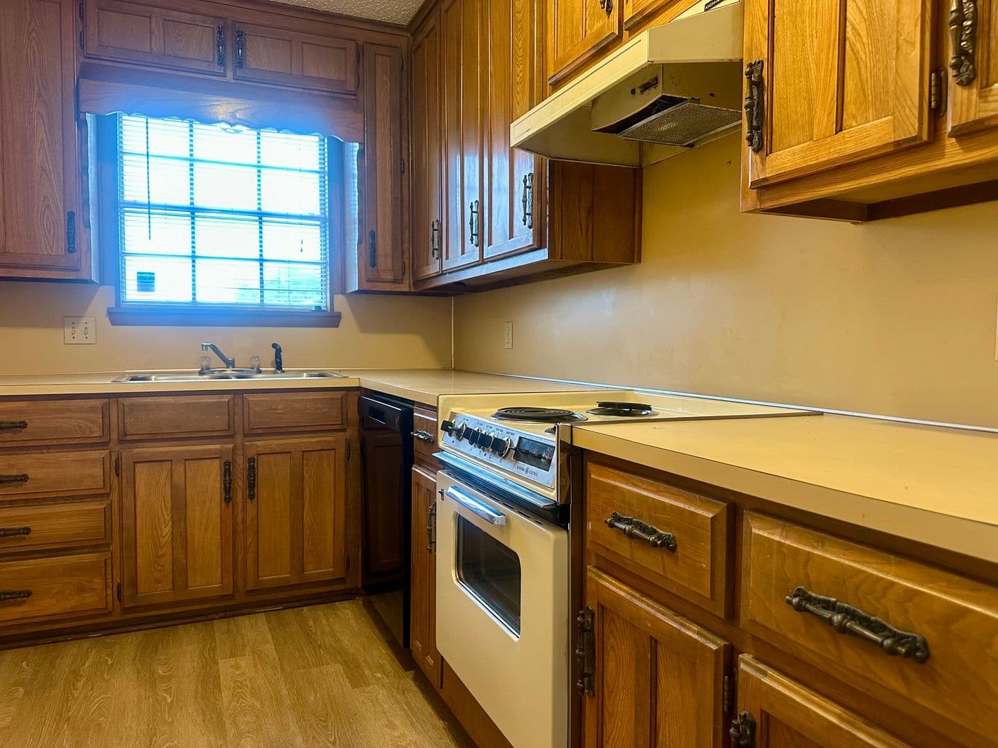 Hewitt House: 214 Romana Circle