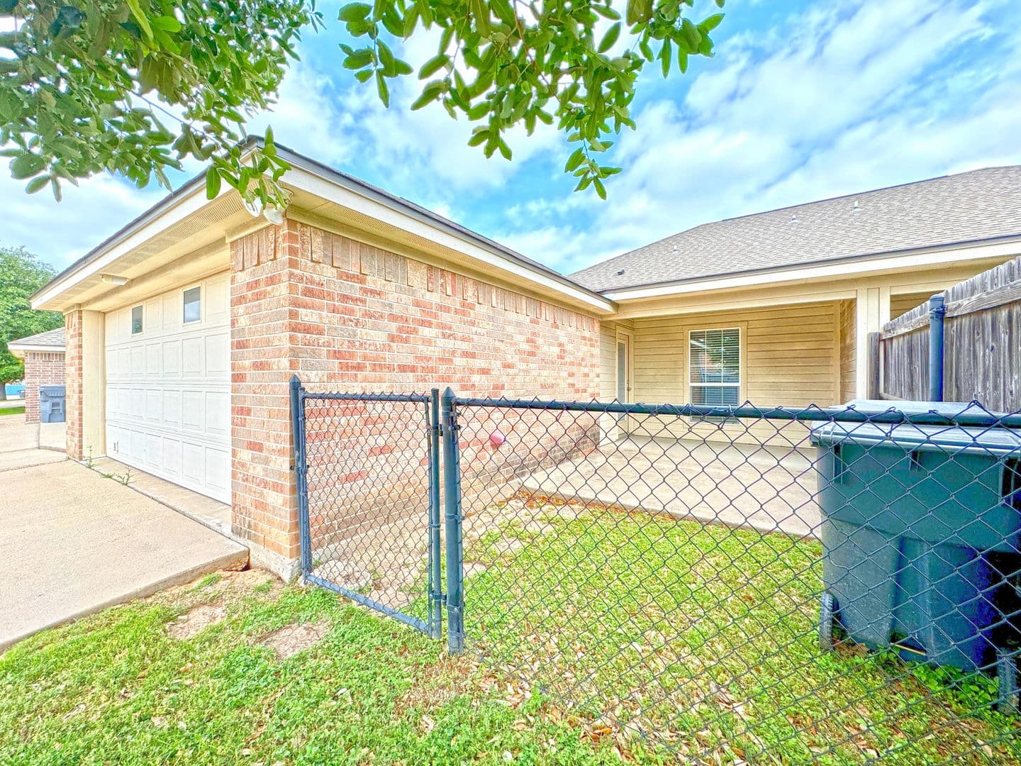 Waco House: 9804 B Salem Way