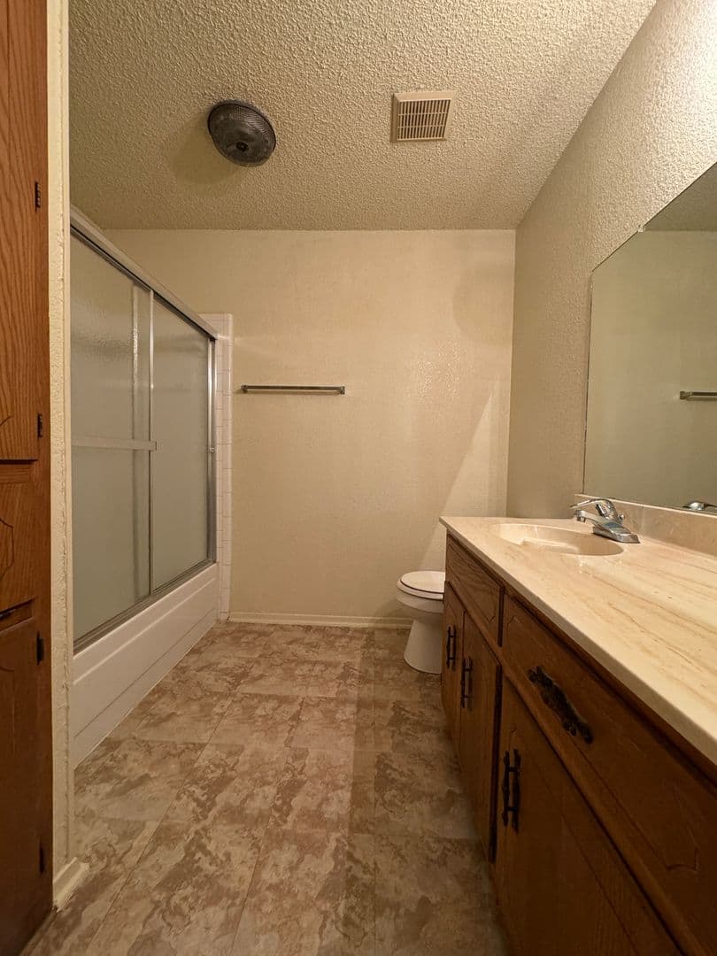 Hewitt House: 214 Romana Circle