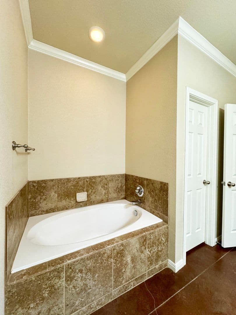 Waco House: 9804 B Salem Way