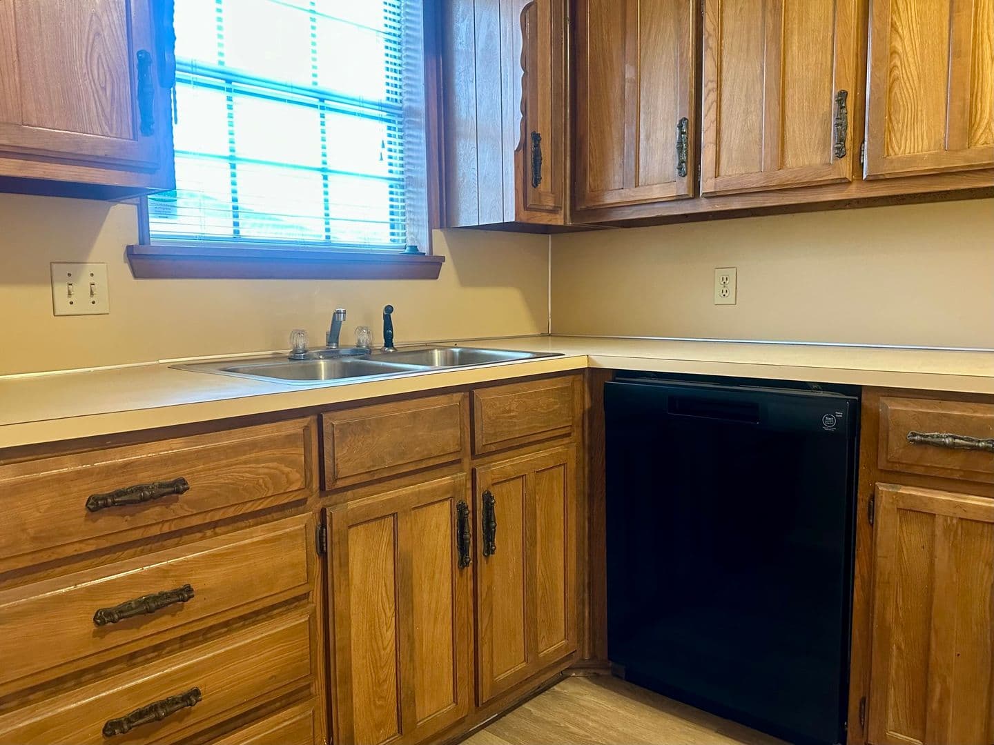 Hewitt House: 214 Romana Circle