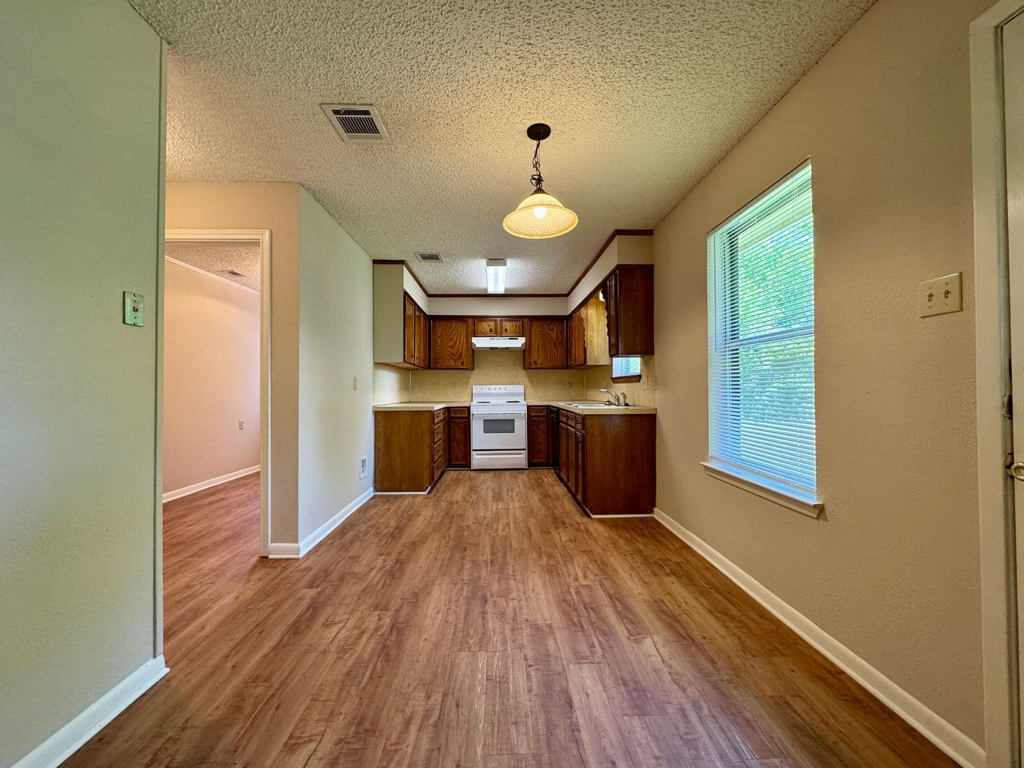 Hewitt House: 216 E. Lindenwood