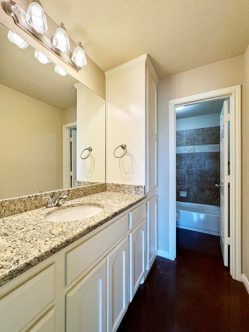 Waco House: 9804 B Salem Way