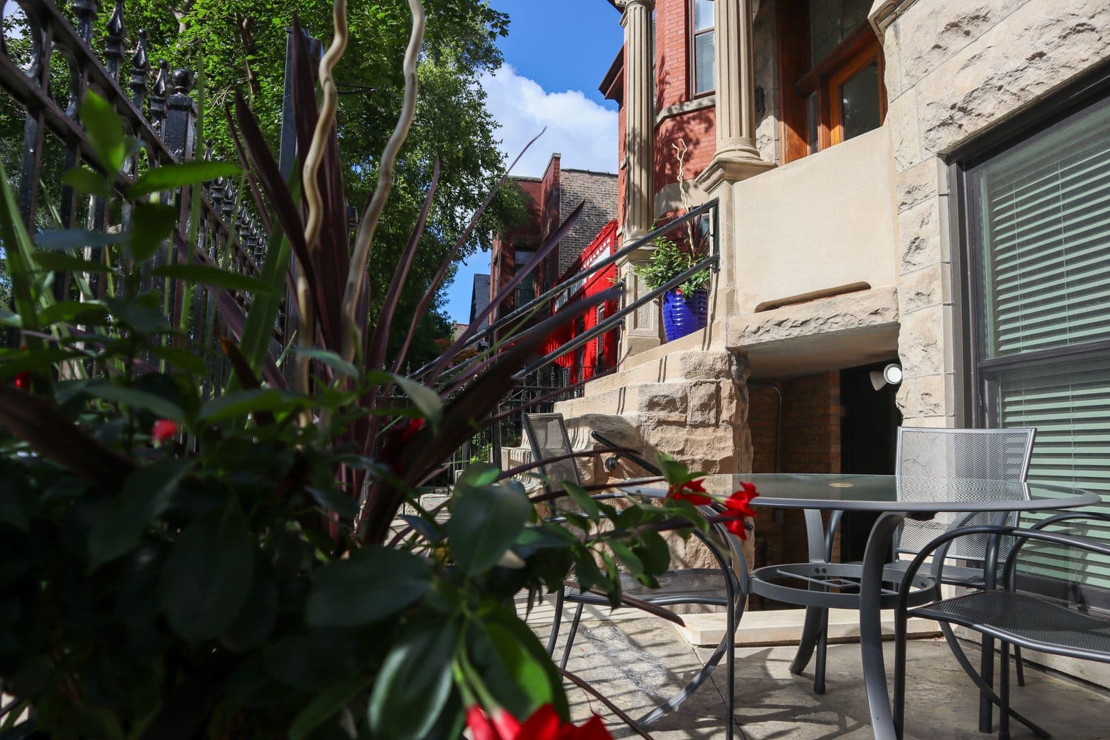 Chicago Apartment: 905 S Claremont