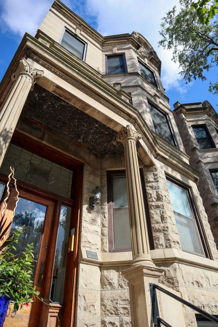 Chicago Apartment: 905 S Claremont