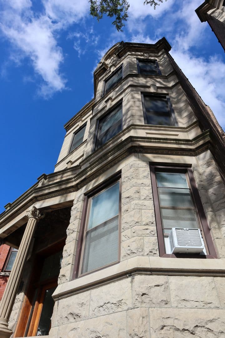 Chicago Apartment: 905 S Claremont
