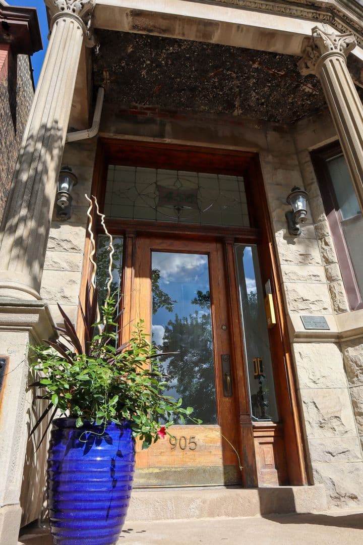 Chicago Apartment: 905 S Claremont