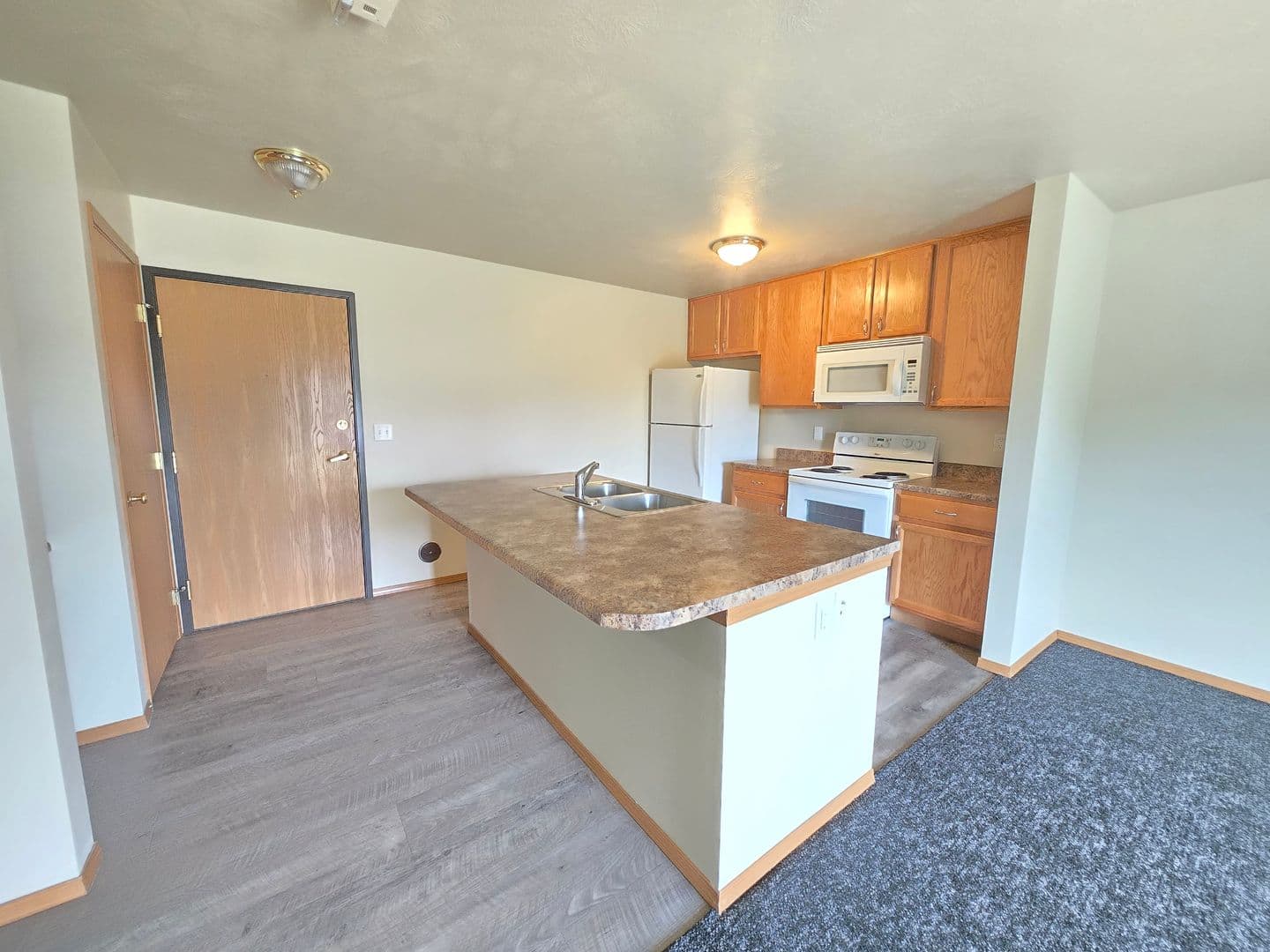 Sioux Falls Apartment: 2901 E Madison St