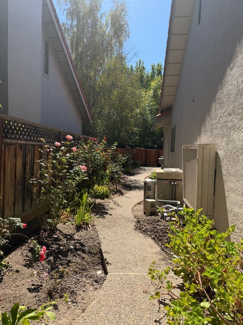 Danvile House: 742 Liquidamber Place