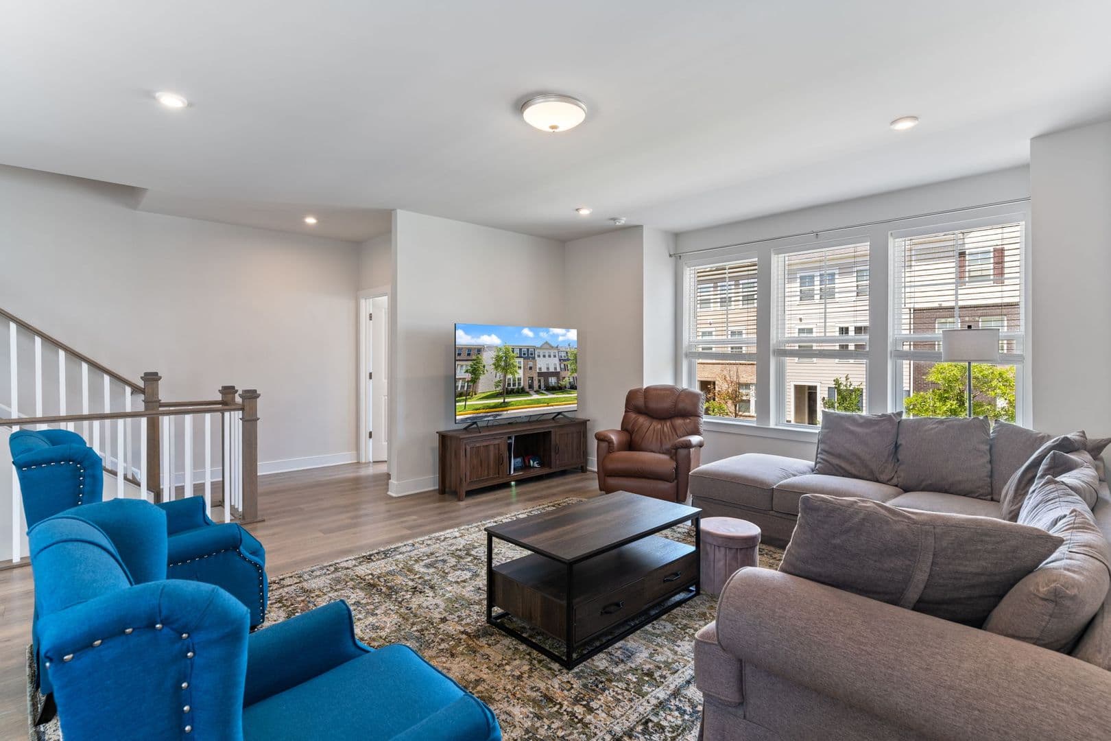 Dumfries House: 17713 Longspur Cove Lane