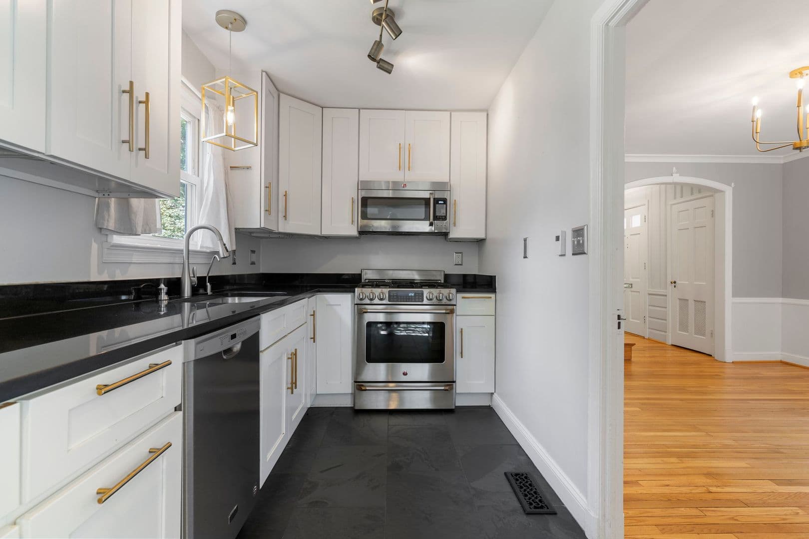 Alexandria House: 3114 Russell Rd