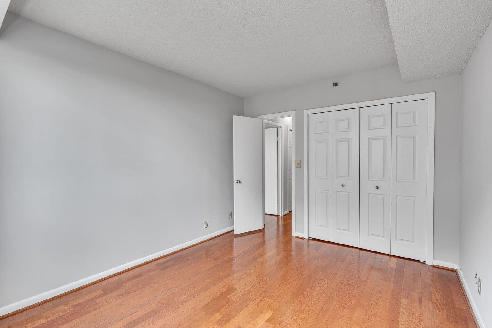 Falls Church House: 5501 Seminary Rd