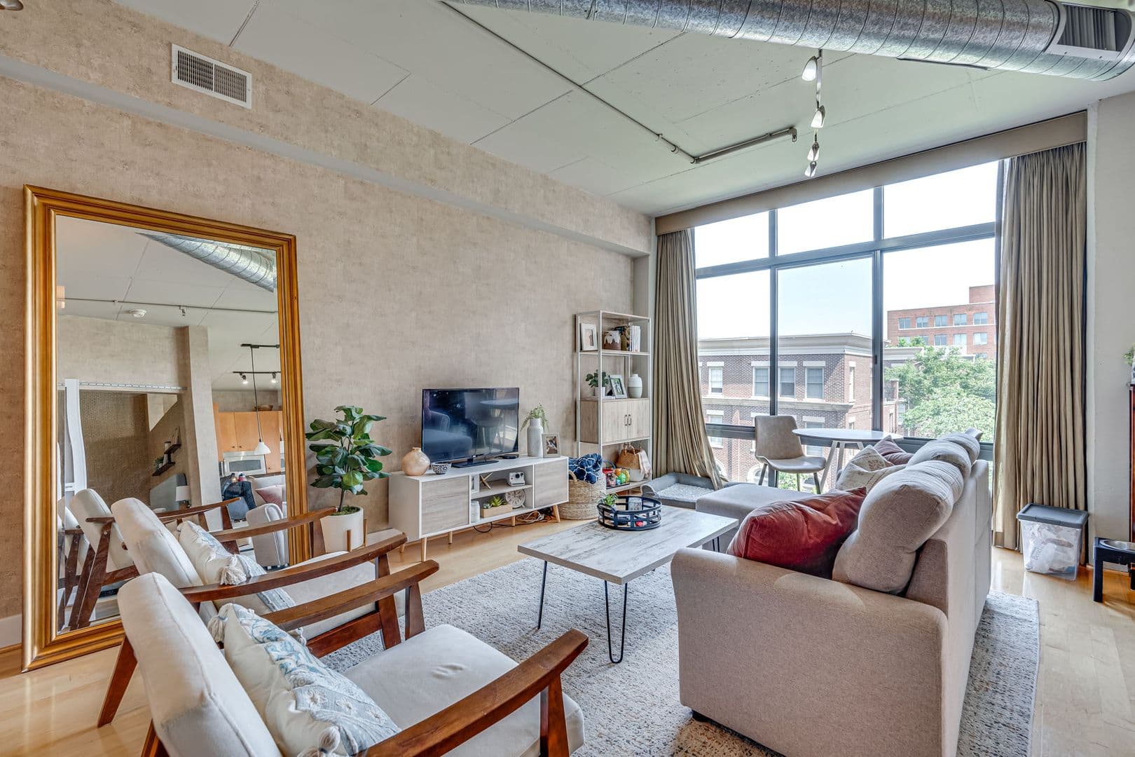 Alexandria House: 520 John Carlyle St