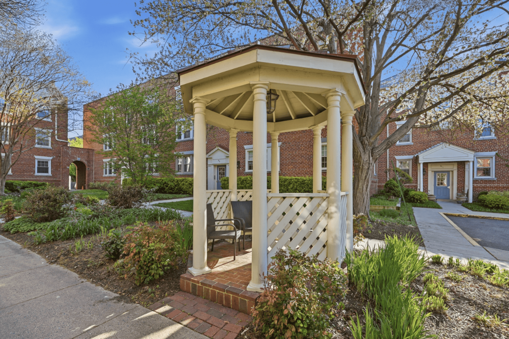 Alexandria House: 525 Bashford Ln