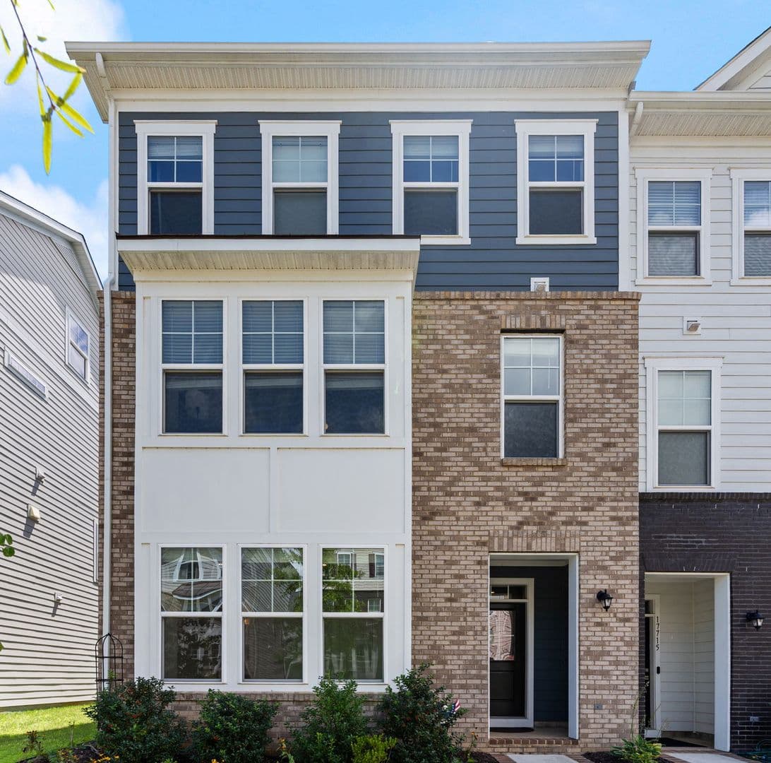 Dumfries House: 17713 Longspur Cove Lane