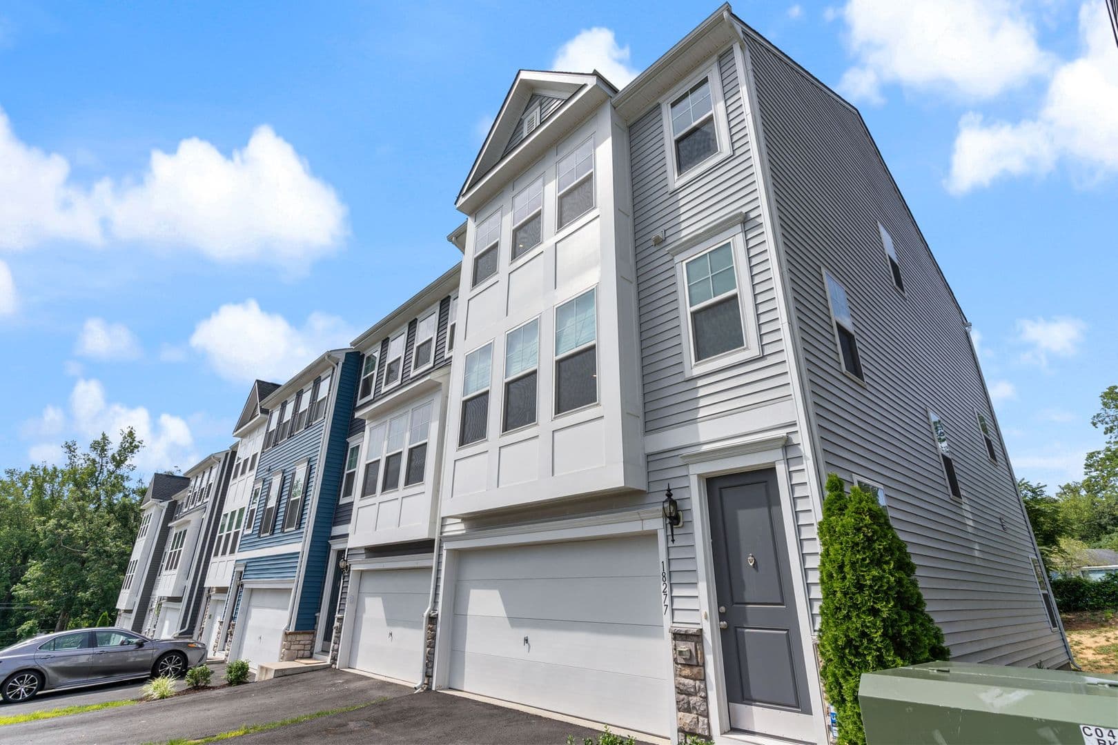 Triangle House: 18277 Summit Pointe Drive